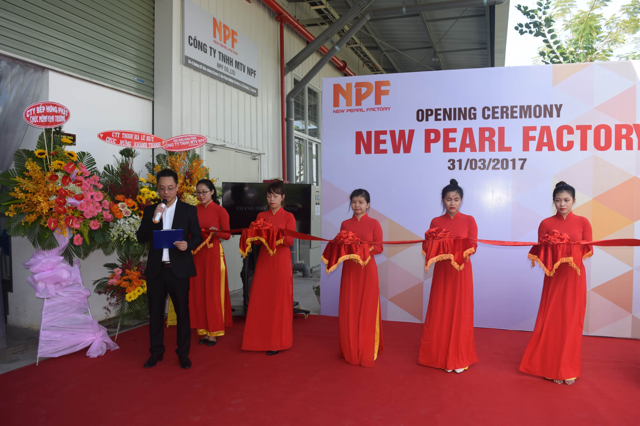 Mr. Phan Ba Ngoc, President cum CEO of New Pearl, made a speech at the ceremony