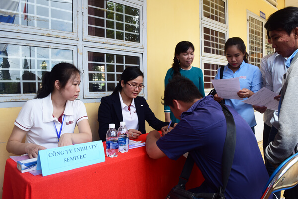 Students participated in the consultancy at the recruitment desk of Semitec Electronics Vietnam Co., Ltd.)